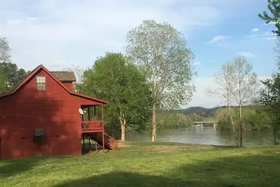 Image de Cabin on the White River. Famous for clean, cold water and record size trout!