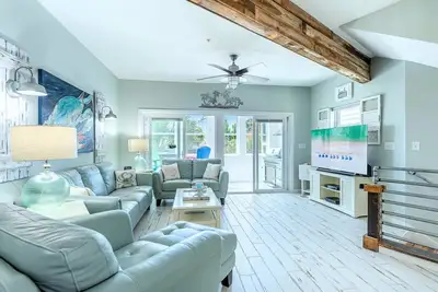 Image de Modern Townhome, Steps to Beach w/ Private Access, Pool & Grill