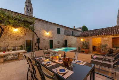 Villa with private pool in the medieval village Svetvincenat