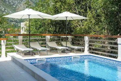 One Bedroom Apartment With Patio & Pool Access  Near The Historical Town