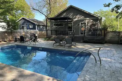 Image de Red Oak-5 bedroom: In ground pool, fireplace, shuffleboard, walk to restaurants