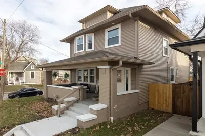 Image de 5 Bedroom 3200 Sq Ft House for Downtown Travelers!