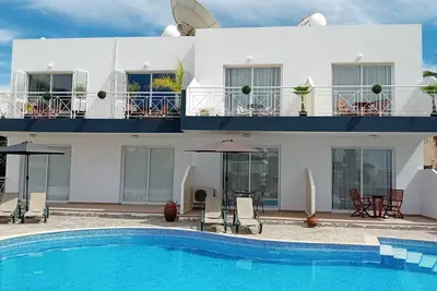 Kato Paphos Suites - 1-Bed Apartment, Great location, Pool view, Wi-Fi & a\/c.