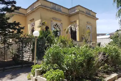 Image de Historic villa in the center with outbuilding and garden