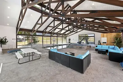 Image de Cedar Farmhouse with Pool (Sleeps 20) by Bear Lake Luxury Rentals