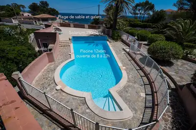 Image de Studio avec Piscine et Plage
