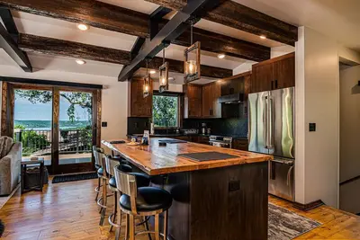 Image de Next to Big Cedar! Walk to activities-LakeView, Hot Tub, HIghEnd Decor