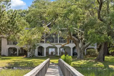 Image de Adam's Creek Home, Deep Water on River and Wetlands with Floating Dock