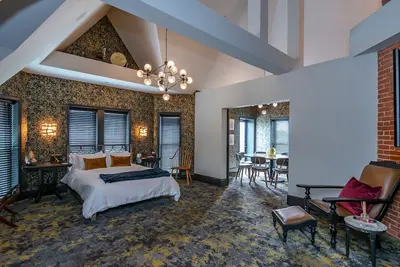 Image de Luxury vacation rental in the heart of Bloomington and the Iu campus.