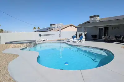 Image de Battez la chaleur! Profitez d'une piscine/spa privée sous les étoiles. Tant de commodités!