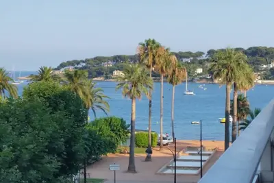 Image de New: bright 2-room apartment, sea view from the large balcony, 5 minutes from the beaches and old Antibes