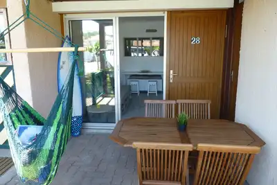 Image de T2 cosy avec terrasse couverte, piscine et parking à 200 m de l'océan