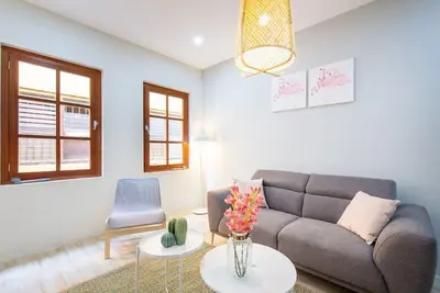 Image de Vibrant Willemstad Stay with Artistic Flair
