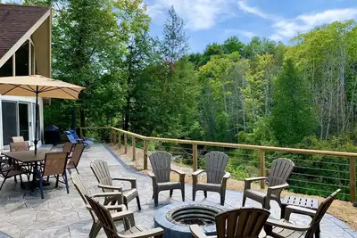 Image de Renovated Betsie River Cabin 3bd+2ba+Loft by Crystal Mtn, 8acres, 600’ frontage!