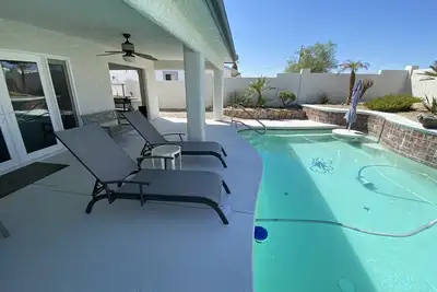Image de Lake Havasu Hideaway w/pool, spa, and lots of parking.