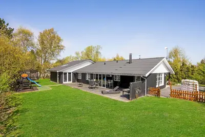 Image de Superbe maison à Rødby avec sauna