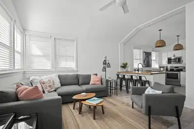 Image de Hang With the Locals at the Surf Park House! 3 blocks to the Beach, Pet friendly