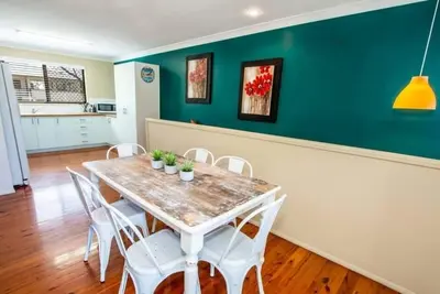 Image de Family-Friendly Stay in Central Agnes Water with Coral Sea Glimpses, Outdoor Dining & Comfort