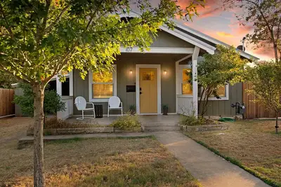 Image de Allies Spot | 2/2 Cottage | 1 King, 1 Queen | Outdoor Hanging Bed | Dogs Allowed w/Fee