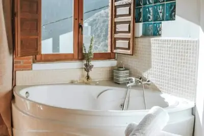 Image de Jacuzzi in bedroom with mountain views and fireplace