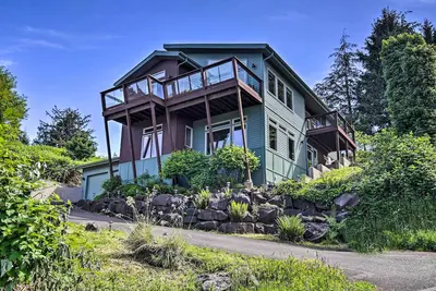 Image de Luxe Coastal Haven w/ Bay Views & Hot Tub
