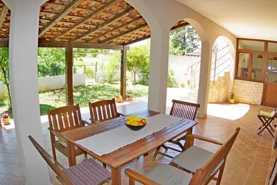 Image de Spacious holiday apartment with big covered terrace in village Valbandon