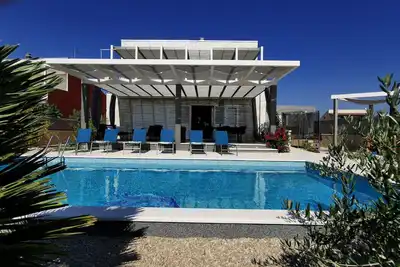 Image de **** Villa Sundowner with heated saltwater pool