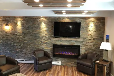 Image de Luxurious, peaceful, family and dog friendly condo right on Ten Mile Creek!