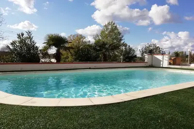 Image de Le Gite du Moulin avec sa piscine, spa privatif et terrain de pétanque.