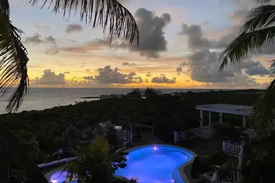 Image de Most Luxurious Beachfront 6500 soft Estate w\/ pool, jacuzzi and Kayaks.