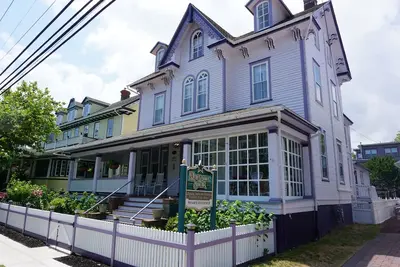 Image de 4500 sq. ft historic victorian fully renovated, 2-3 blocks from downtown/beach!