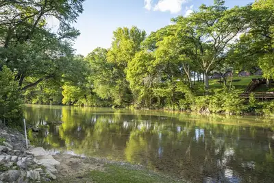 Image de Rio Vista- Modern 2 bedroom riverfront with outdoor living space!