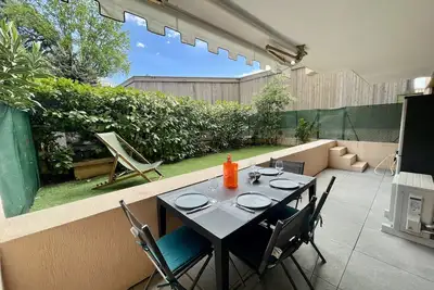 Image de T2 de 30m2 avec un bel extérieur, située à 5 min de la Croisette, et de la gare