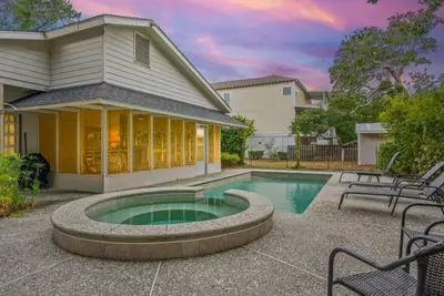 Image de Beautiful East Beach Cottage with Pool