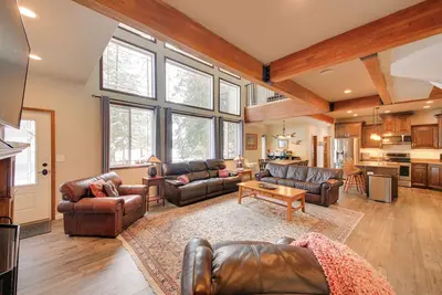 Image de Expansive Group Lake House w\/ Private Hot Tub!