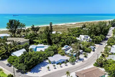 Image de \"La Casita\" Beautiful, Elegant Florida Cottage, 1 Minute Walk to the Beach!