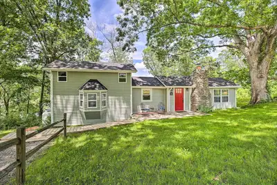 Image de ‘Our Lakeside Retreat’ w\/ Deck on Lake Herrington!