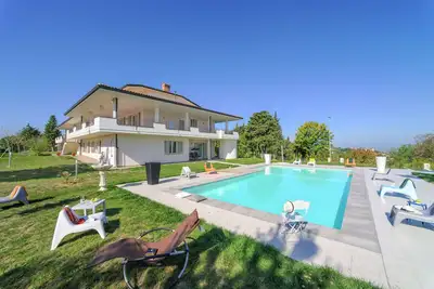 Image de Villa luxueuse à Tavullia avec piscine privée