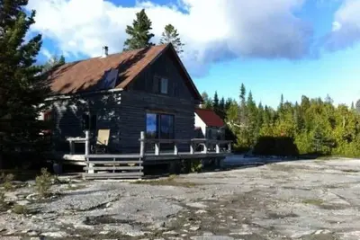 Image de Llangwyllym (animaux de compagnie) Manitoulin - 'Log Cabin' (animaux acceptés) (1 de 3)