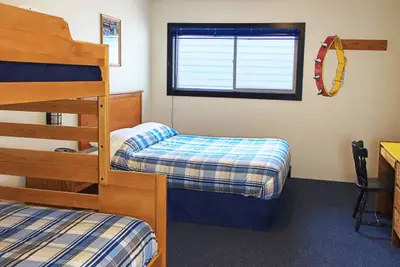 Image de The Bulldog Silver Star - Standard Queen + Double/Single Bunk Bed 2