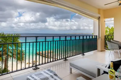 Bellevue 5 apartment with private beach and pool