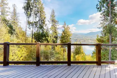 Image de Lakefront house with stunning views & trail to private dock with lake access