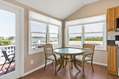 Image de Beautifully Renovated 2 Bedroom Condo with Amazing Water Views