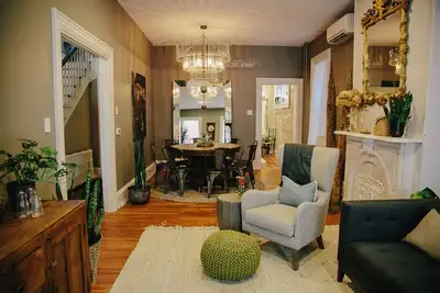 Image de 6 Bedroom Downtown Home \/\/ Remodeled + Close to all