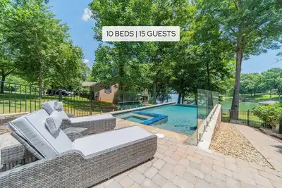 Image de Heather Grace by SoCharm | Lakefront Home with Pool and Hot Tub