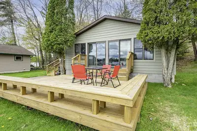 Image de Northwoods cabin on pristine Lake Thompson.