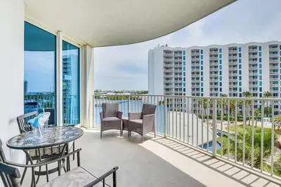 Image de Walk to Beach: Poolside Oasis in Palms of Destin!