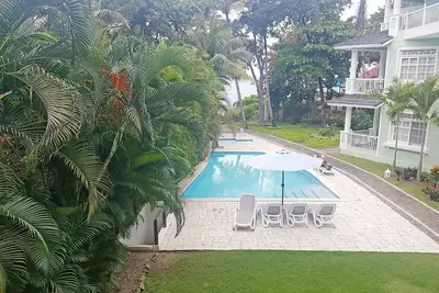Image de Groundfloor central condo with sea views in beachfront resort, low down payment