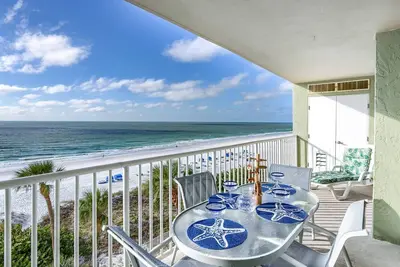 Image de Beachfront Condo w/Private Balcony! Pool & Hot Tub, Free Parking & Free Activities! ~ 607 Sandcastle
