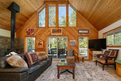 Image de Pet Friendly! Wraparound Porch, Firepit + Close to Lake Granby and Highland Marina